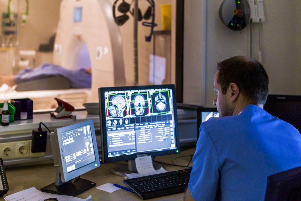 Ein Arzt betrachtet das CT-Bild eines Patienten