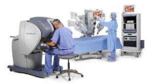 ein-arzt-sitzt-am-da-vinci-operationssystem-im-hintergrund-steht-eine-schwester-das-bild-ist-mit-weiss-hinterlegt-00