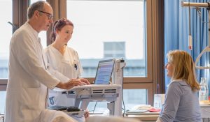 Der Chefarzt Prof. Dr. Andreas Manseck im Gespräch mit einer Patientin