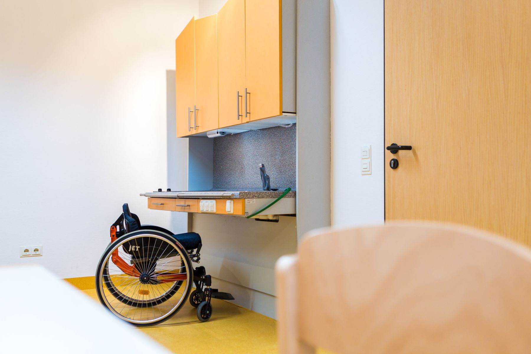 Elektrisch verstellbare Küchenzeile zur Erprobung einer selbständigen Lebensführung