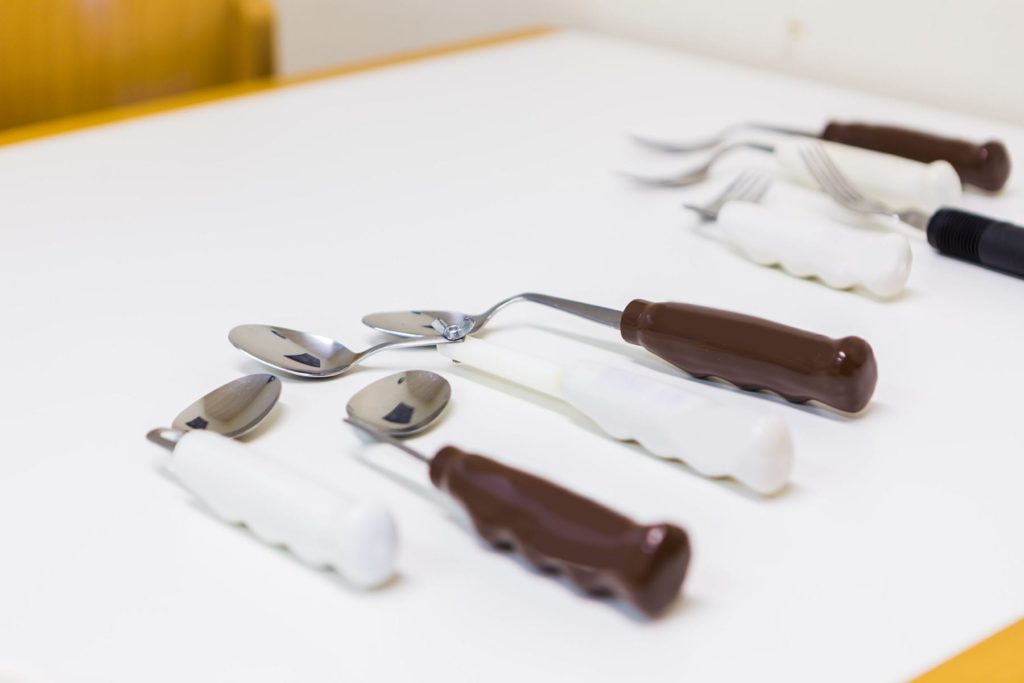 Therapiebesteck für Alltagstraining; Bild 024: Hilfsmittel zur Unterstützung der selbständigen Nahrungsaufnahme