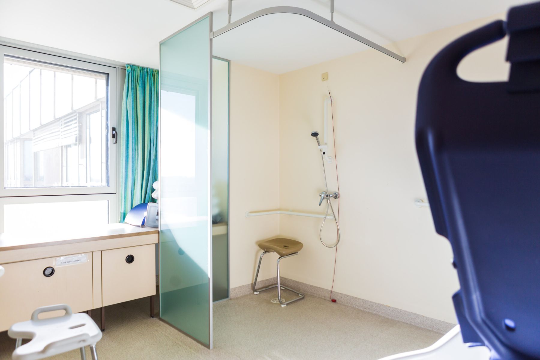 Behindertengerechte Dusche im Therapiebad für das Alltagstraining