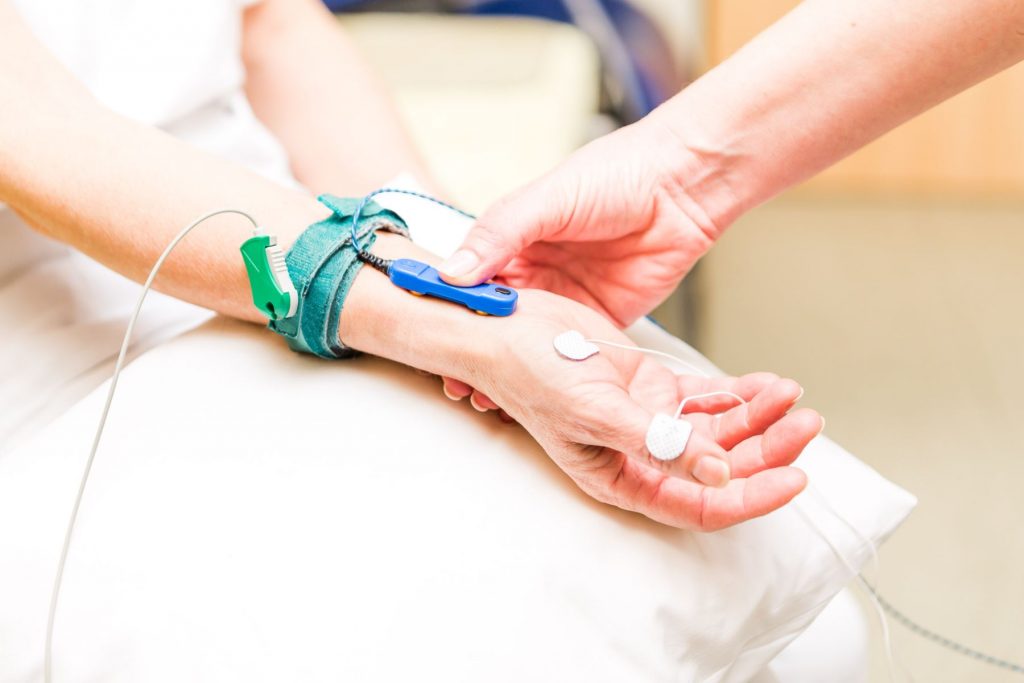 Messung der Nervenleitgeschwindigkeit bei einer Patientin der Klinik für Neurologie im Klinikum Ingolstadt