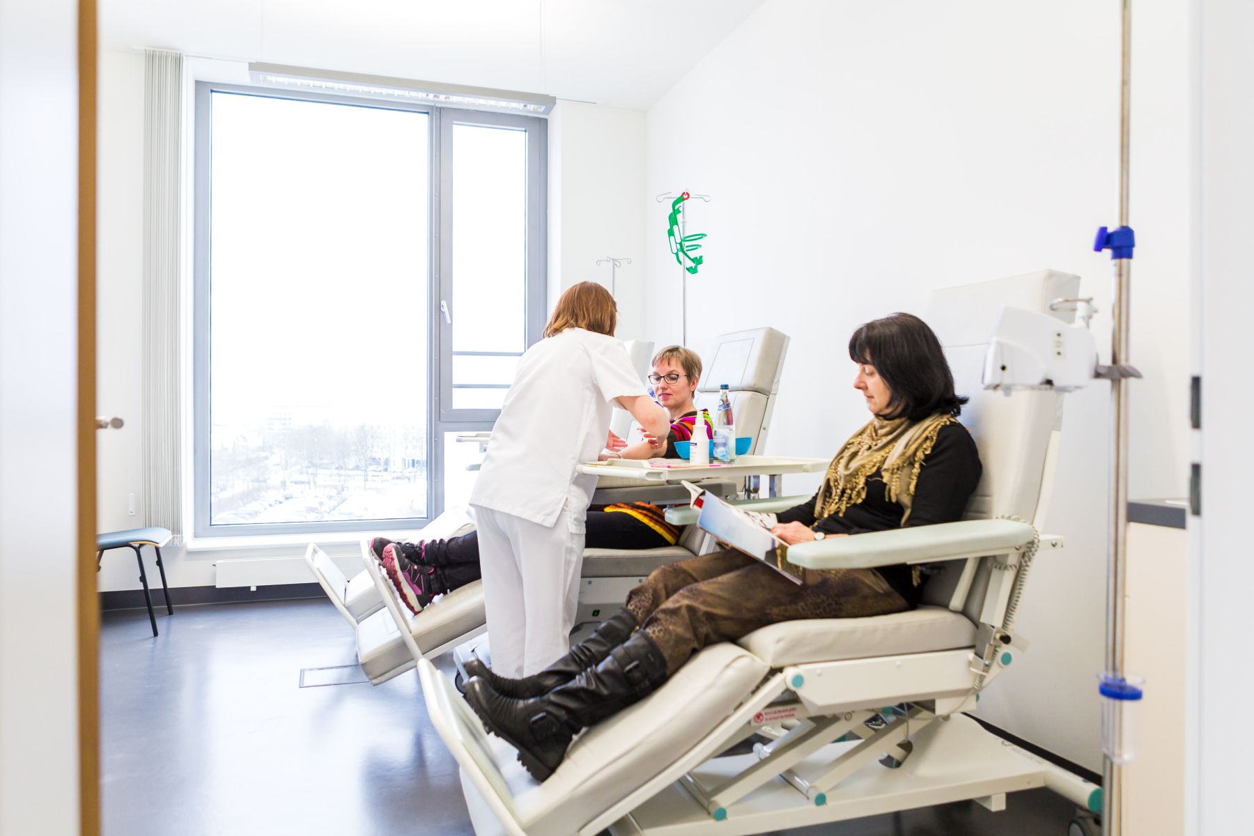 Zwei Patientinnen erhalten jeweils eine Infusion in der Neurologischen Tagesklinik im Klinikum Ingolstadt