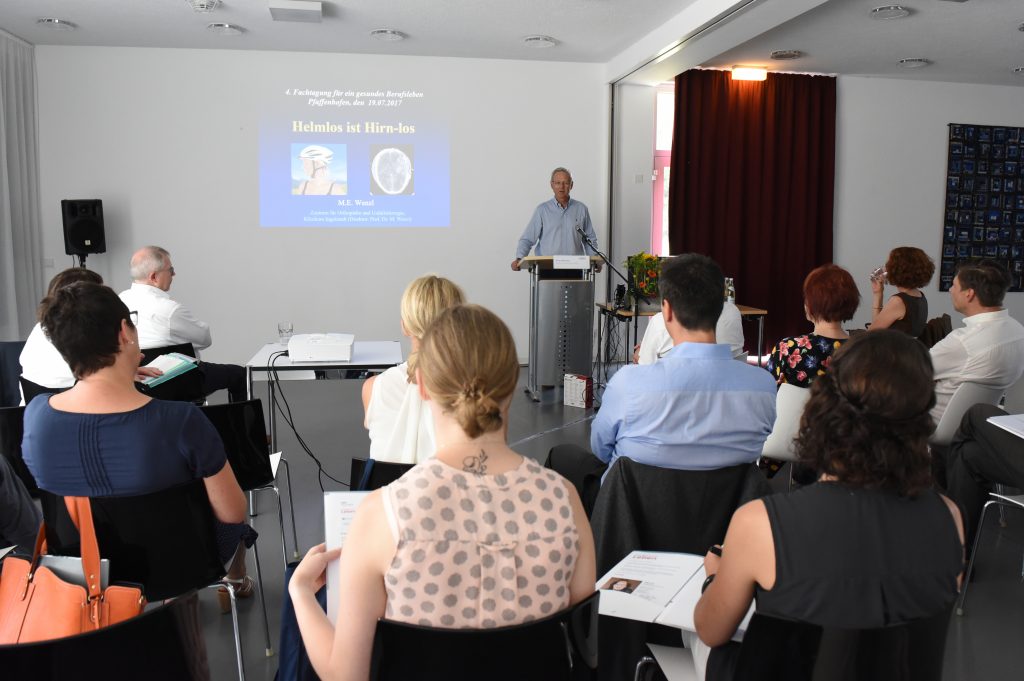 Professor Wenzl spricht zum Thema Helmlos ist Hirn-los