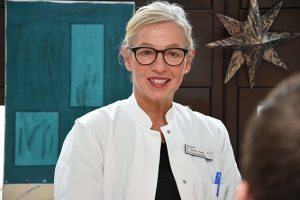 Dr. Serena Haag im Gespräch mit einem Patienten.