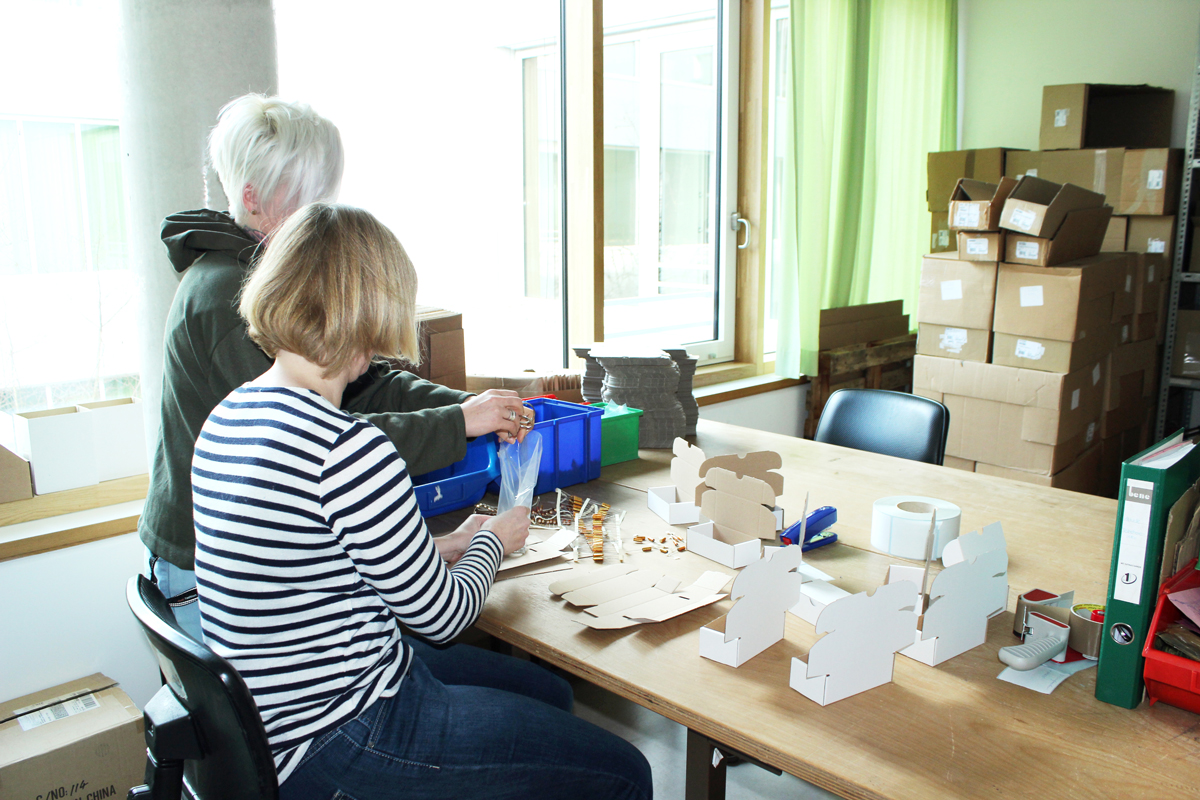 Psychiatrische Eingliederungshilfe - Eine Mitarbeiterin zeigt einer Patientin handwerkliche Tätigkeiten