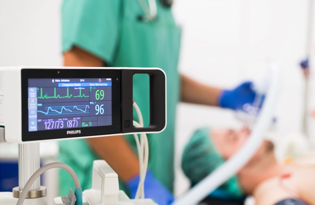 Vitalwerte auf einem Überwachungsbildschirm im OP