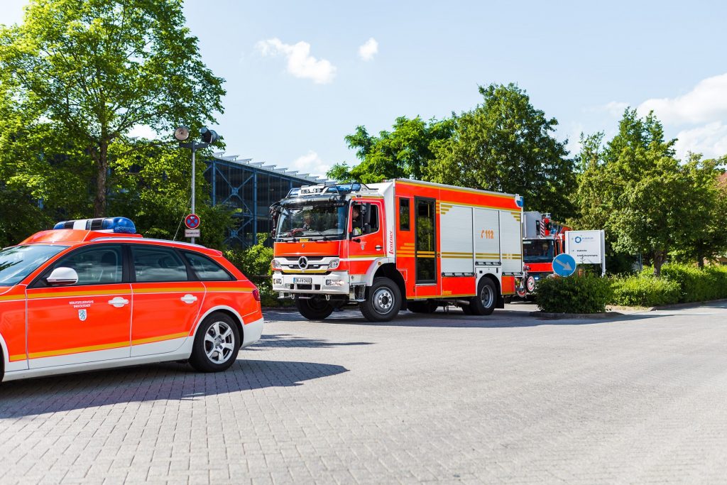 Feuerwehr und Notarzt in der Einfahrt des Klinikums