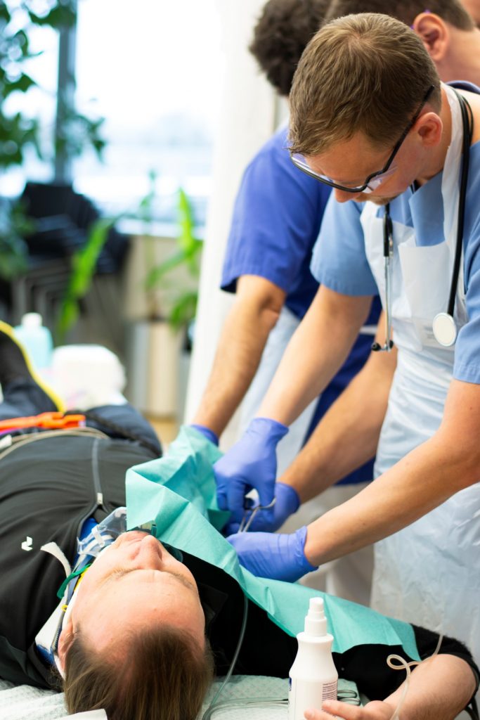 Ein Notarzt zeigt wie eine Thoraxdrainage gelegt wird