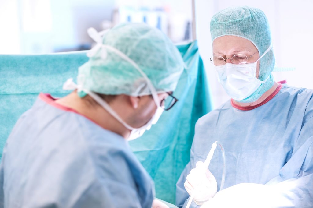 Dr. Micha Bahr, Direktor der Klinik für Kinder- und Jugendchirurgie im Klinikum Ingolstadt, im OP