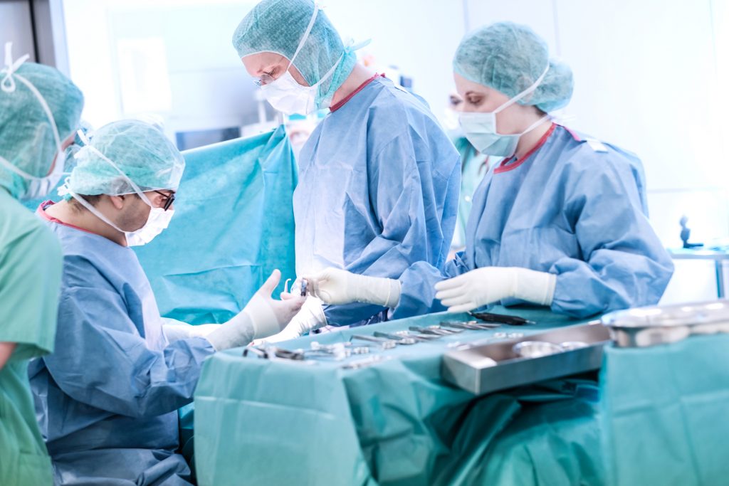 Dr.-Bahr-und-Dr.-Sarropoulos-bei-einer-OP