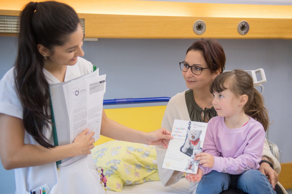 Einen Pflegekraft mit einem Mädchen und deren Mutter