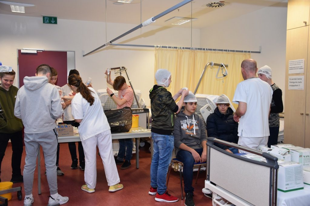 Der Pflegeberuf ist keineswegs nur für Frauen, auch wenn der Großteil der Pflegekräfte weiblich ist.