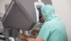 Ein Operateur sitzt am da Vinci Xi