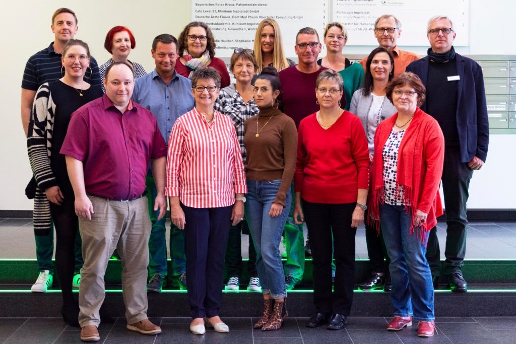 Ein Gruppenbild der Stationsleitungen und der beiden Pflegedienstleiter der psychiatrischen Stationen im Klinikum Ingolstadt