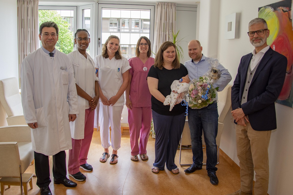 Mit den Eltern freut sich auch das Team der Frauenklinik über die 1.000 Geburt dieses Jahres: Direktor Prof. Dr. Babür Aydeniz, Assistenzärztin Laeticia Nwaeburu, Stationsleiterin Karin Heiß und Hebamme Karin Grosser (von links). Im Namen der Geschäftsführung des Klinikums gratulierte auch Dr. Andreas Tiete, Geschäftsführer und Ärztlicher Direktor. (rechts)