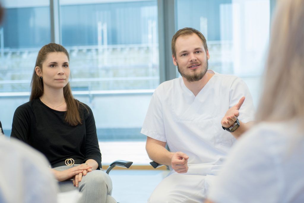 Pflegekräfte diskutieren in einer Gesprächsrunde