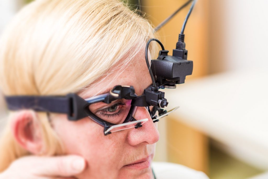 Bei der Videookulographie wird die Beweglichkeit der Augen getestet.