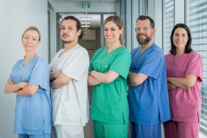 Ein Team aus verschiedenen Pflegebereichen im Klinikum Ingolstadt