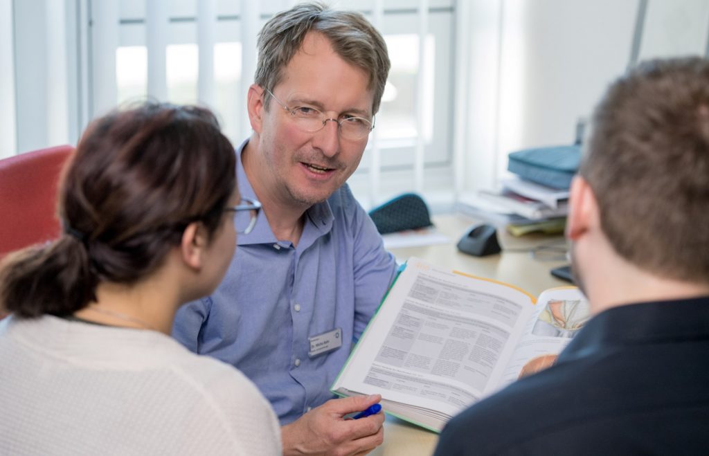 Dr. Bahr im Gespräch mit Eltern