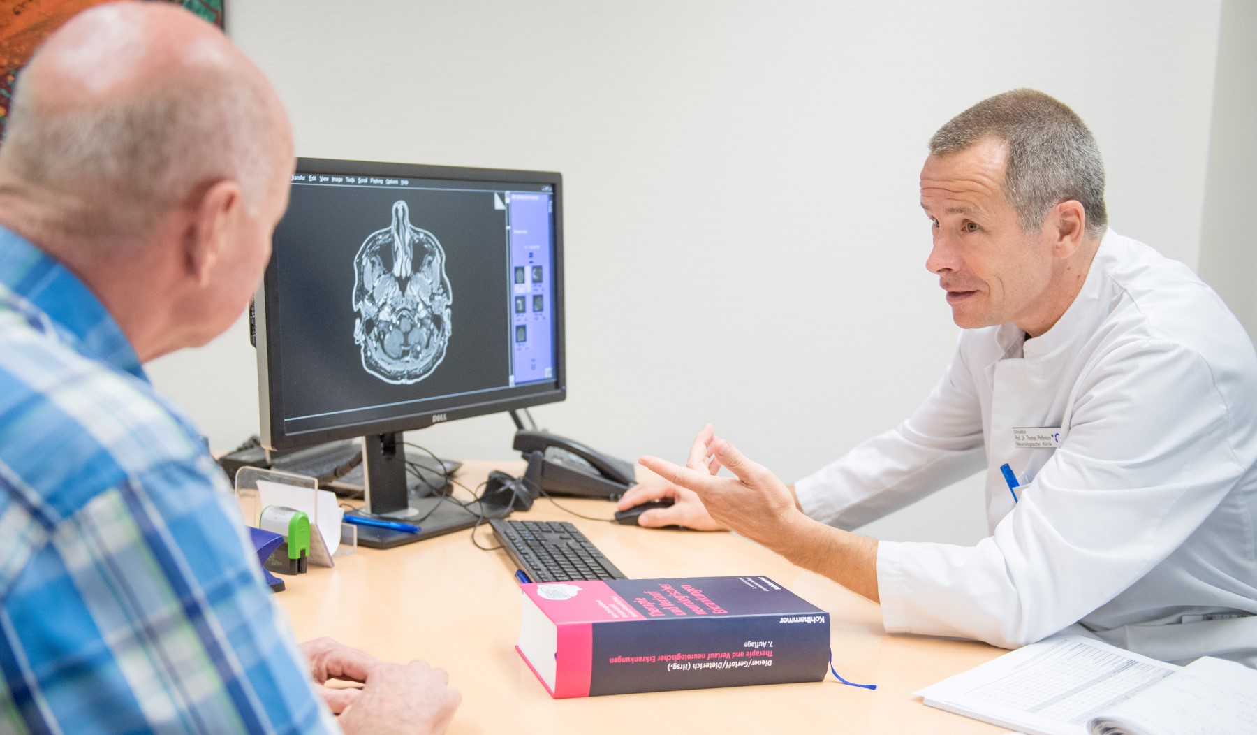 Prof. Pfefferkorn im Gespräch mit einem Patienten