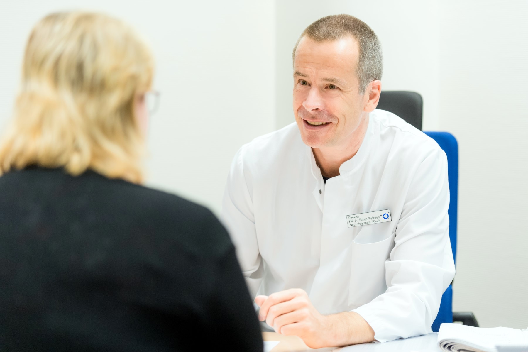 Prof. Pfefferkorn im Gespräch mit einer Patientin