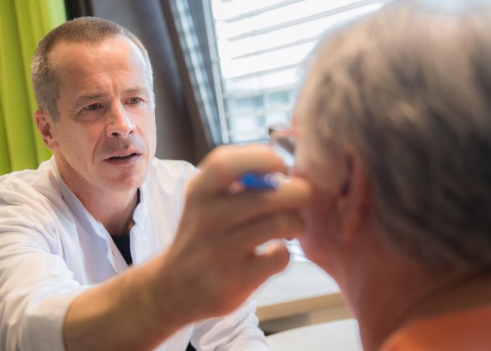 Prof. Pfefferkorn untersucht eine ältere Patientin