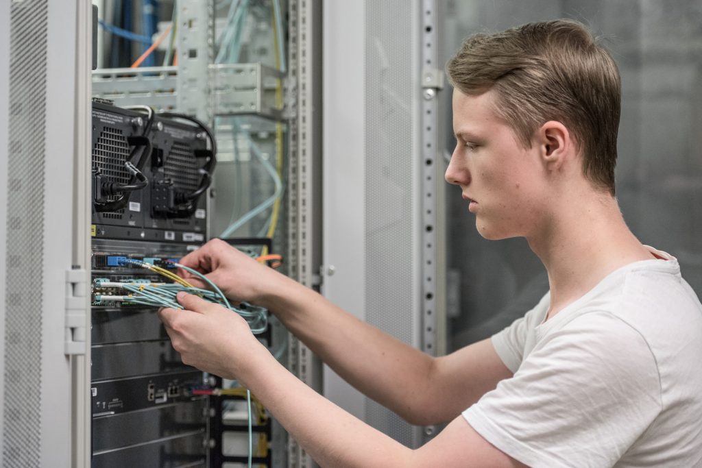 Ein Azubi arbeitet im Serverraum des Klinikums Ingolstadt