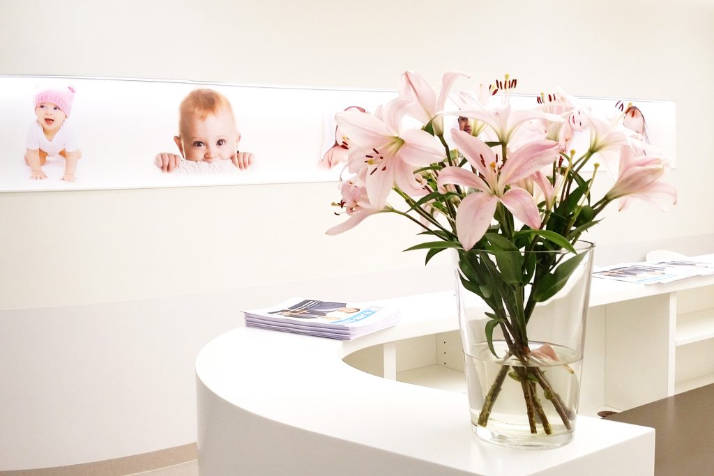 Der Empfangstresen im Kreißsaal des Klinikums Ingolstadt