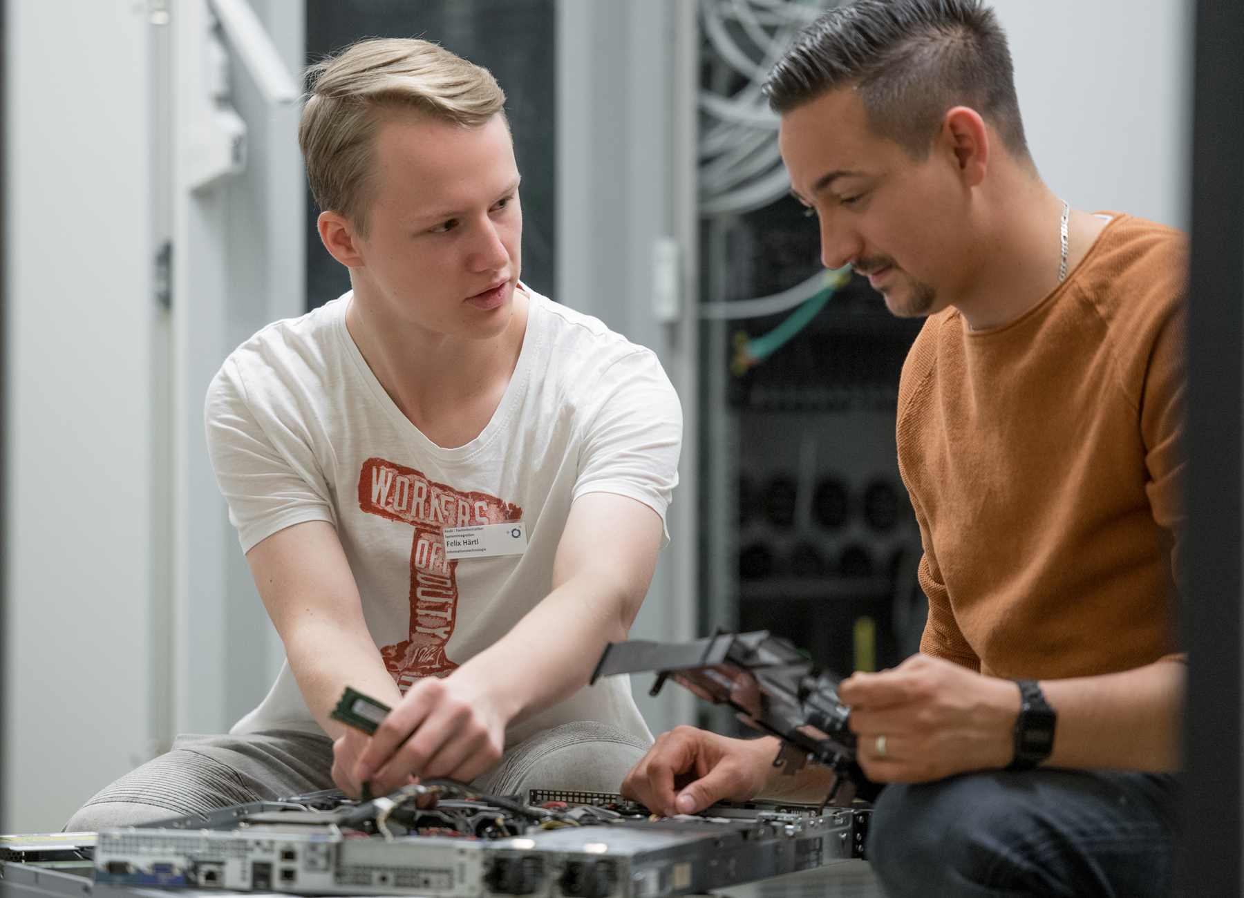 Ein Azubi zum Fachinformatiker im Klinikum Ingolstadt baut mit einem Kollegen einen Rechner zusammen.