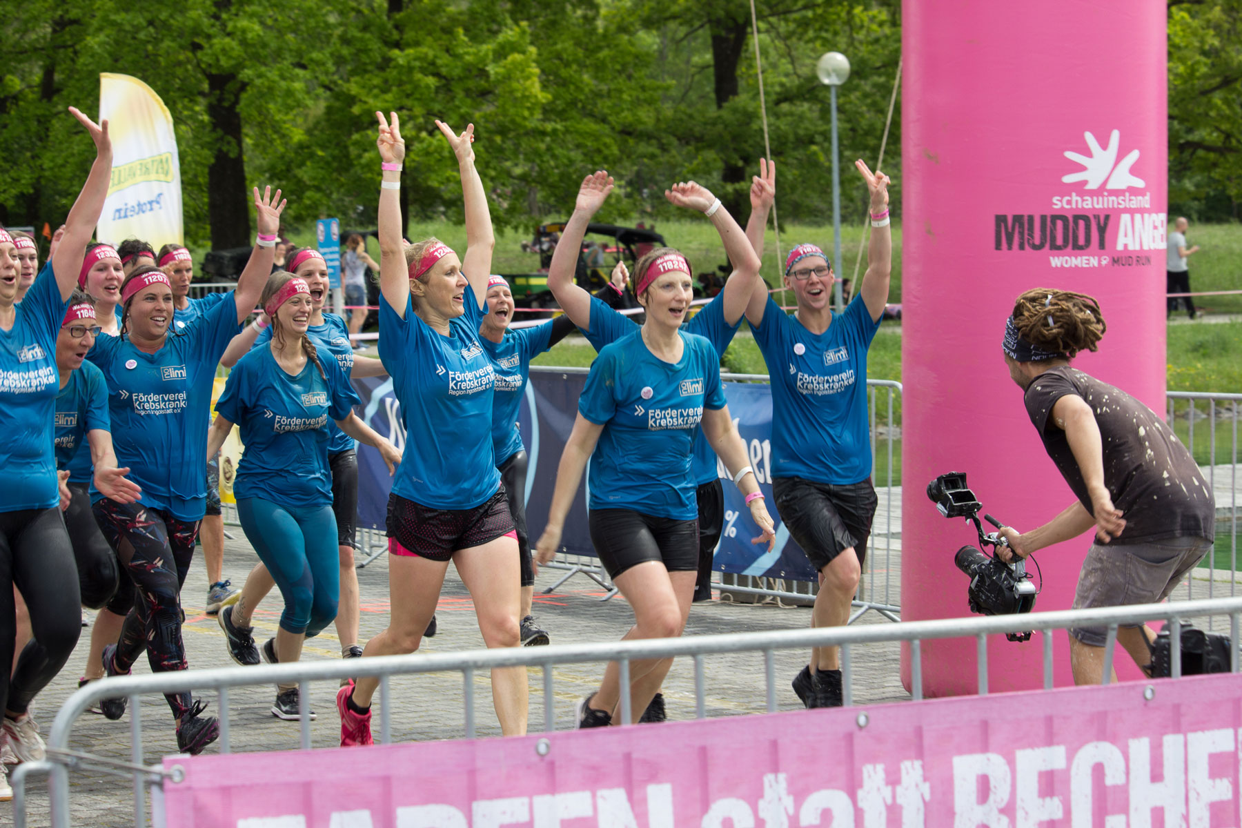 Das Team des Klinikums Ingolstadt beim Muddy Angel Run 2019 in München beim Zieleinlauf.