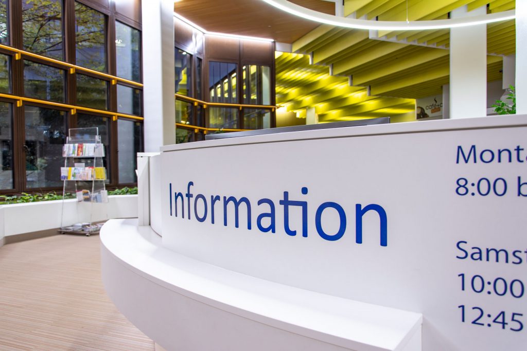 Eine Nahaufnahme der Infotheke im Klinikum Ingolstadt