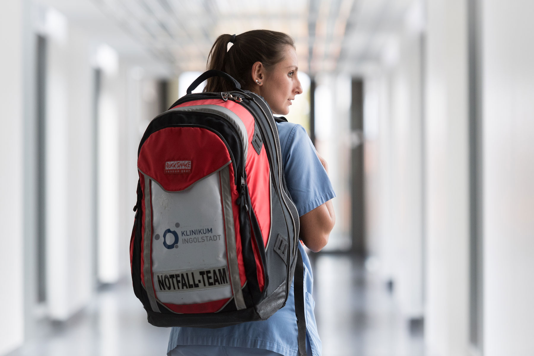 Eine Pflegefachkraft mit dem Notfallrucksack