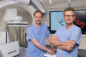 Die Direktoren des Zentrums für Radiologie und Neuroradiologie, Priv.-Doz. Dr. Hendrik Janssen und Prof. Dr. Dierk Vorwerk, vor der Angiographie-Anlage