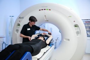 Bei der Strahlenbehandlung werden die Tumorzellen rein lokal zerstört. Jeder zweite Krebspatient wird mit dieser Methode behandelt.