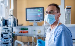 Unsere Experten überwachen und besprechen regelmäßig die Vitalparameter der Patientinnen und Patienten.