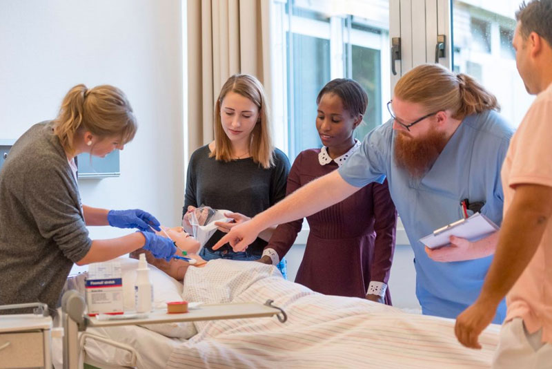 Pflegeschüler in der praktischen Pflegeausbildung