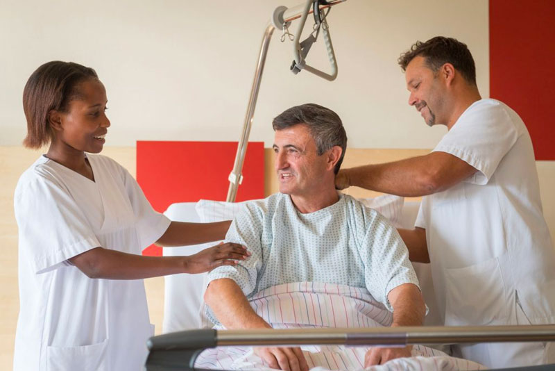 Pflegekräfte behandeln einen Patienten