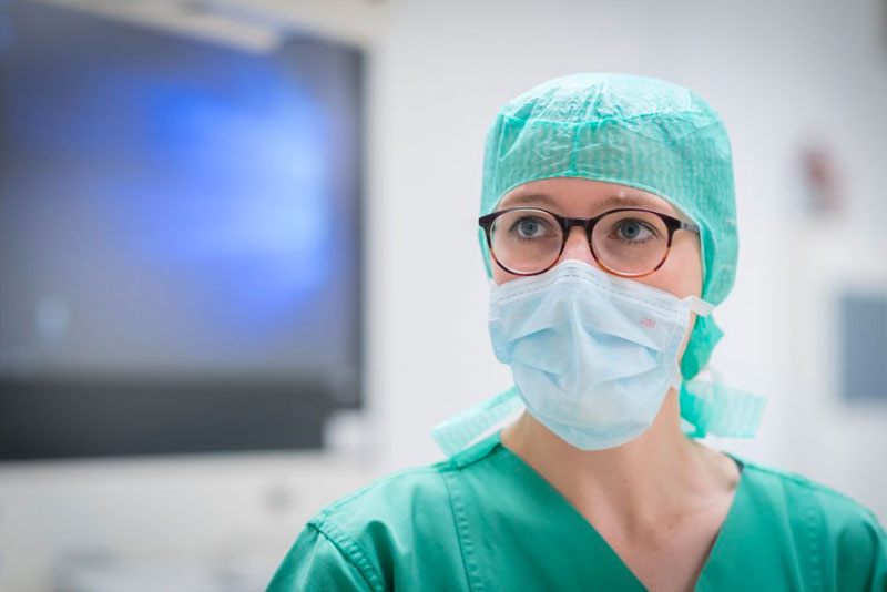 Operationshelferin mit Schutzkleidung