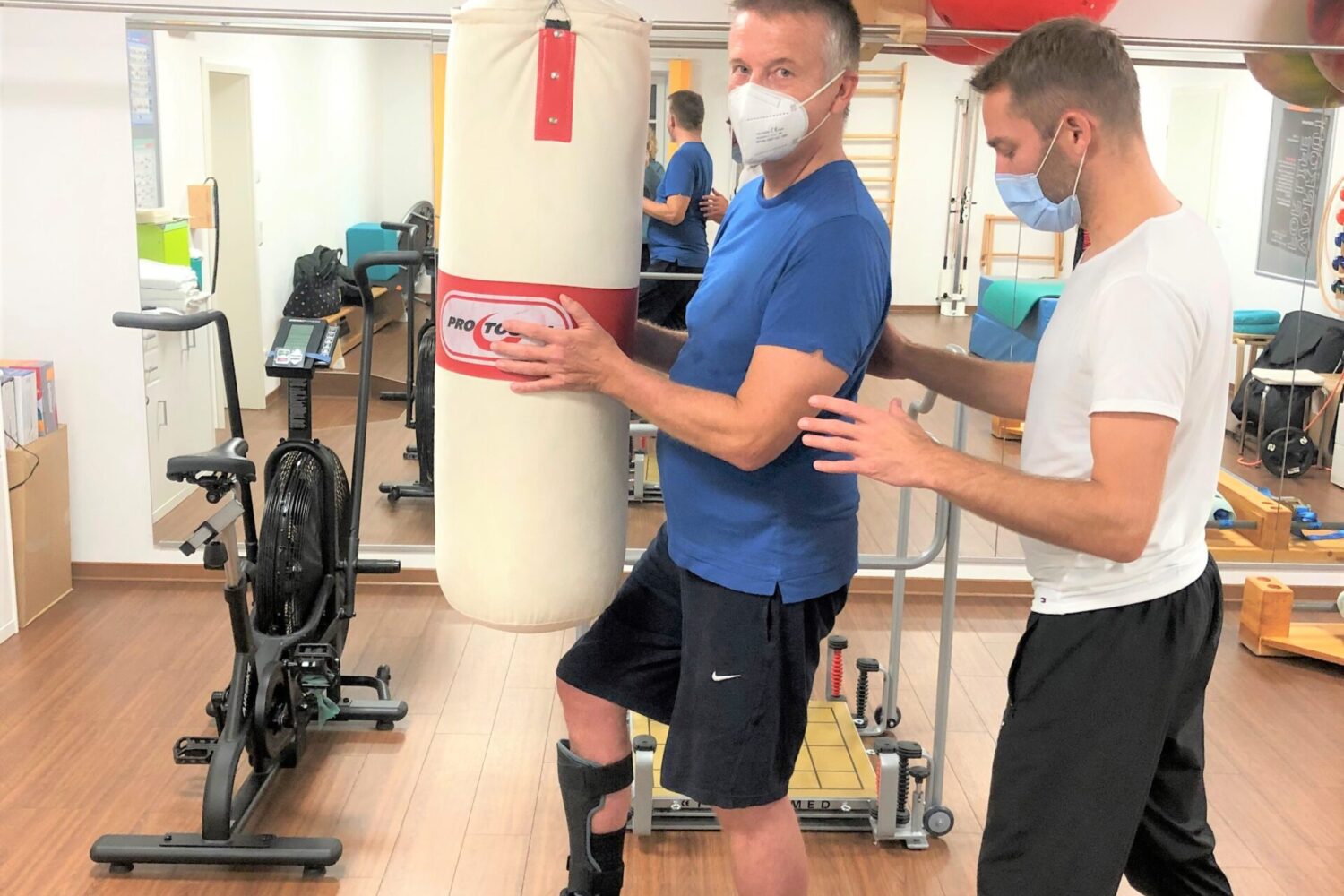 Dr. Rainer Schmottermeyer beim Training - mit Therapeut Credits privat _ Dr. Rainer Schmottermeyer beim Training - mit Therapeut Credits privat _